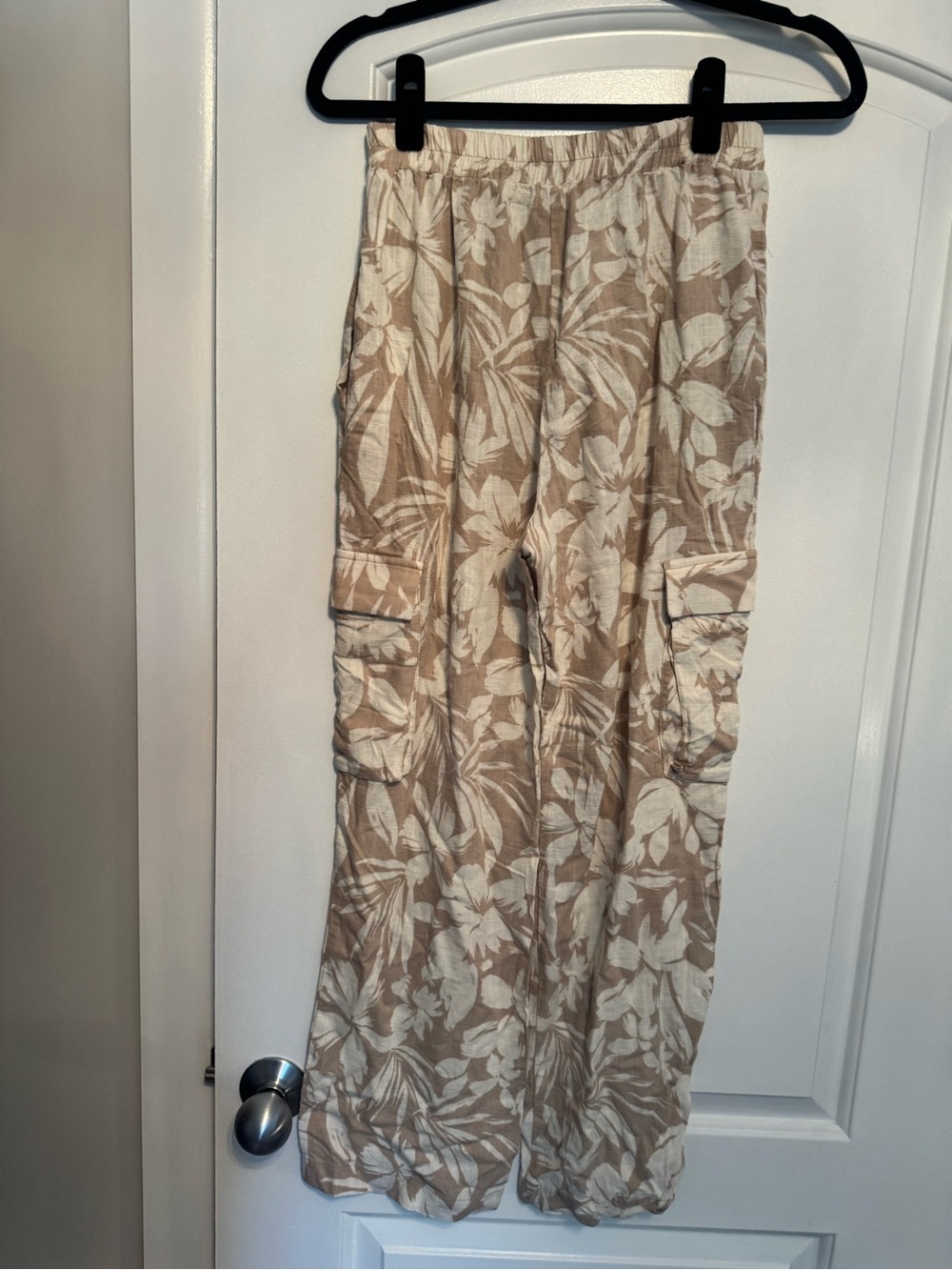 Monteau Los Angeles  Beige Floral Cargo Pants— size small - Picture 4 of 5